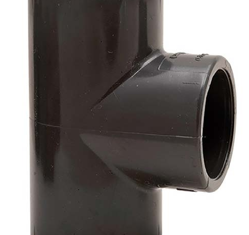 Raccord en forme de “T” fabriqué en PVC, utilisé pour créer une dérivation sur une canalisation principale. Il permet de distribuer ou de diviser le flux d’eau vers une ou deux directions secondaires dans les réseaux d’irrigation et d’adduction d’eau.